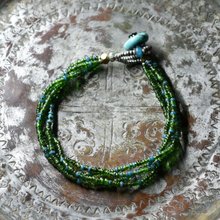 青いビーズ編みバングル アンティークアイアンブルーシードビーズと飴色ホワイトハーツの