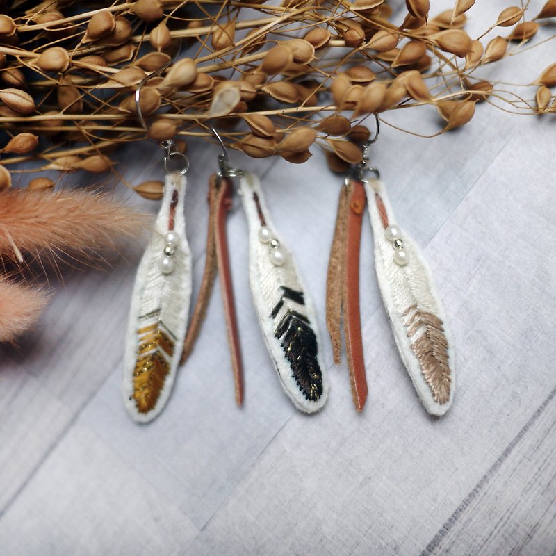 [] Embroidery gloss feather earrings / handmade / earrings / Feather - ต่างหู - งานปัก สีกากี