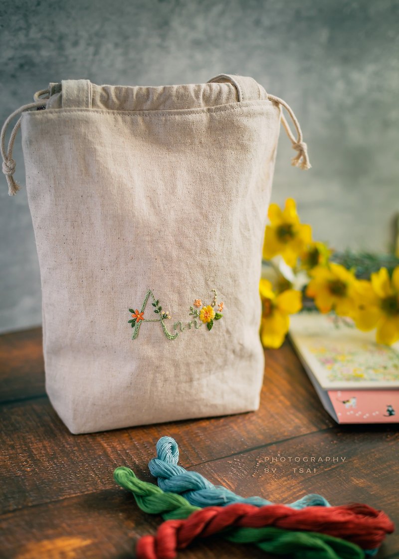 Flower embroidered hand-made handbag / drawstring pocket / English name custom-m - กระเป๋าถือ - ผ้าฝ้าย/ผ้าลินิน 