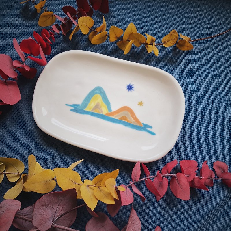 The heart of the mountain - painted small square plate - จานและถาด - เครื่องลายคราม ขาว