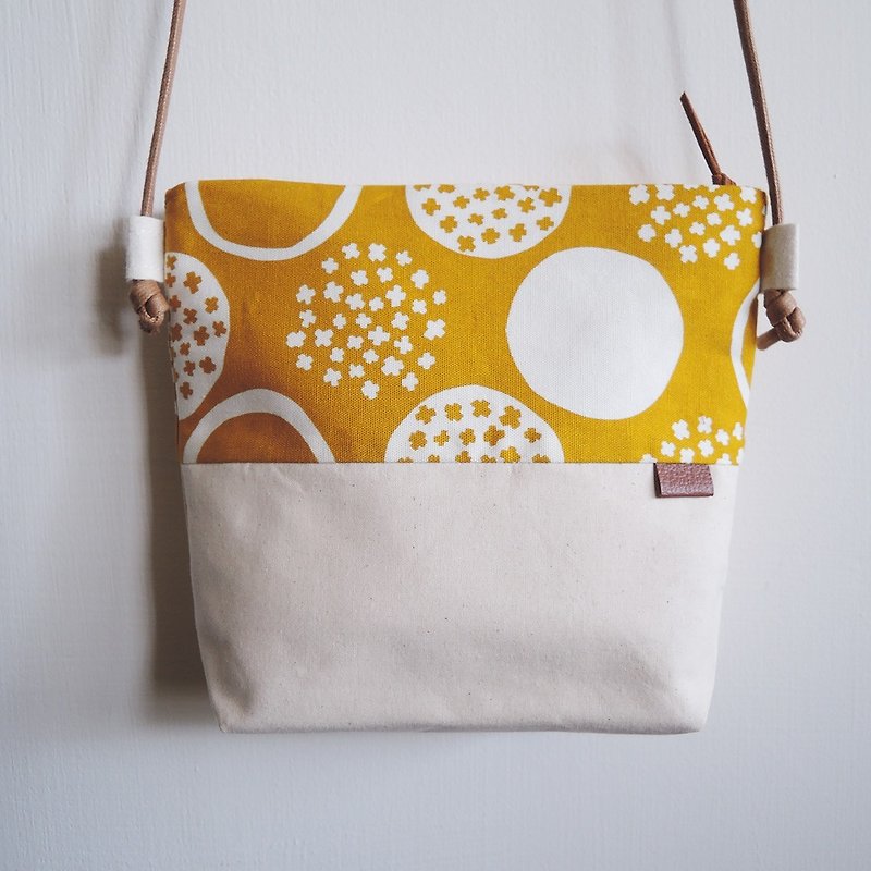 Small oblique backpack - yellow flower - กระเป๋าแมสเซนเจอร์ - ผ้าฝ้าย/ผ้าลินิน สีเหลือง