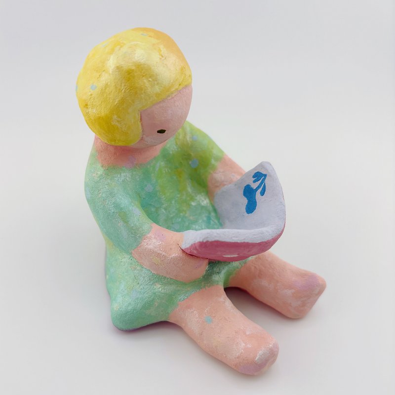 Na Shi Pottery/Cosmic Little Girl Loves Reading/Pottery Sculpture/Gift Collection - ตุ๊กตา - ดินเผา หลากหลายสี
