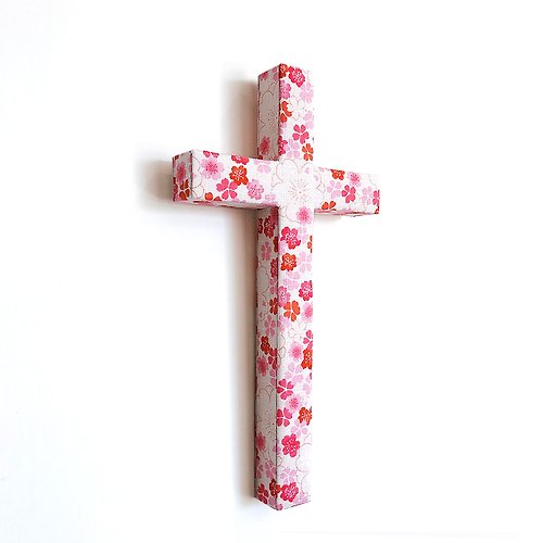 起初 起初壁掛彩色十字架。櫻花-桃粉色