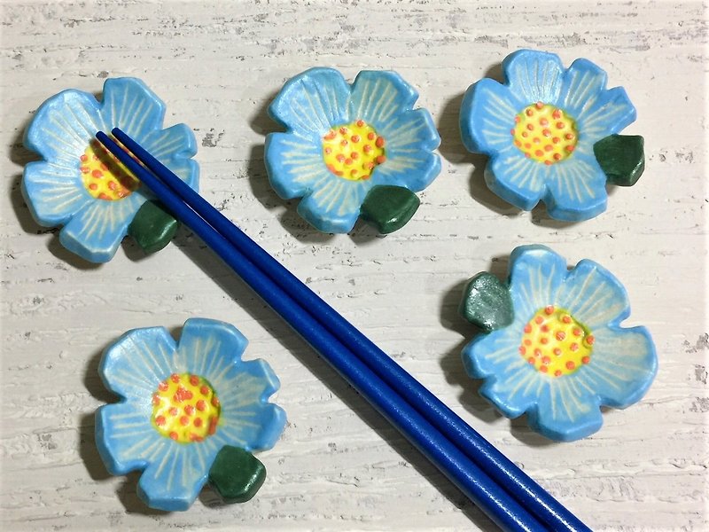 Striped sky blue flower shaped chopsticks shelf_Ceramic chopsticks shelf - ตะเกียบ - ดินเผา สีน้ำเงิน