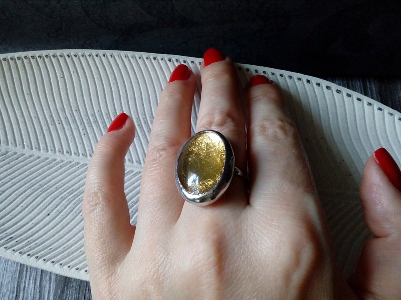 Golden potal oval stained glass ring. sunshine summer ring. tin soldered ring. - 戒指 - 玻璃 金色