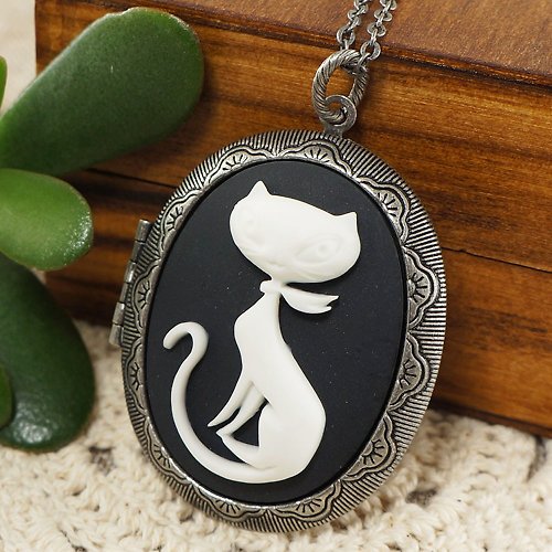AGATIX Black and White Cat Cameo Oval Silver Photo Locket Pendant Necklace Jewelry Gift