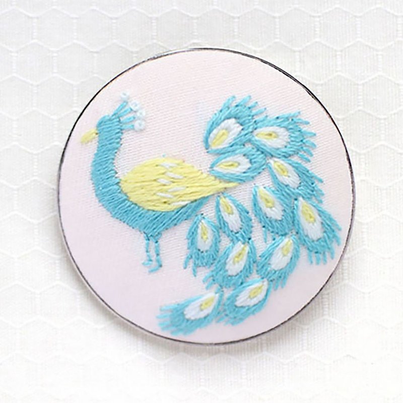 Light blue Peacock  - Embroidery Brooch Kit - เย็บปัก/ถักทอ/ใยขนแกะ - งานปัก สีน้ำเงิน