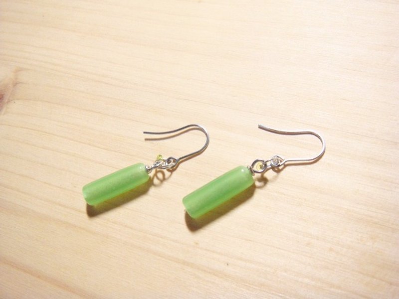 柚子林手工琉璃 - 百搭耳環 翠綠色 -圓長柱形 - 可改夾式 - 耳環/耳夾 - 玻璃 綠色