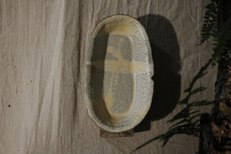 オーバルプレート l パーシモンホワイトl マットグリーン - 皿・プレート - 陶器 