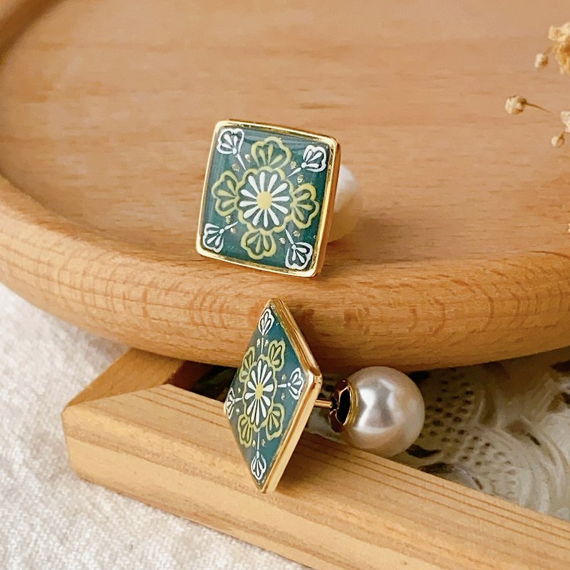 Hand-painted tile series Daocheng Time handmade earrings, ear needles and Clip-On - ต่างหู - เรซิน หลากหลายสี