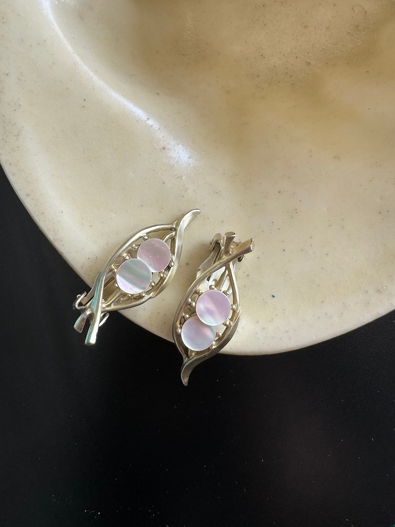 Vintage Mother of Pearl Earrings - ต่างหู - เปลือกหอย สึชมพู