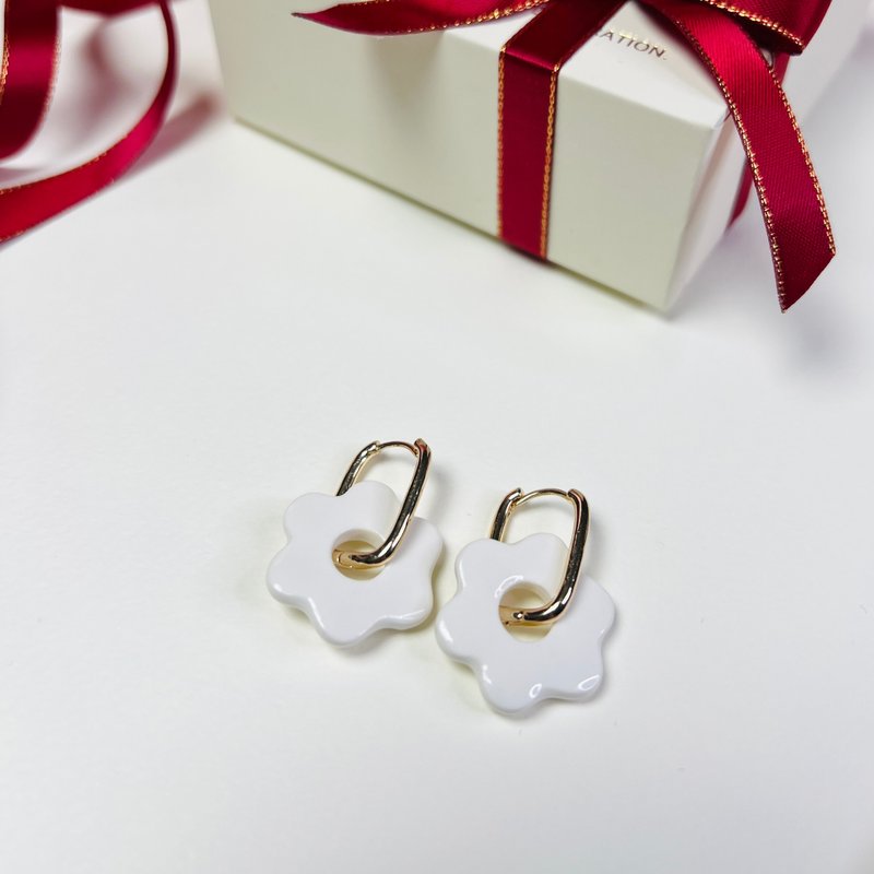 Quiet Luxury White Porcelain Earrings White Petal Loop Christmas Party Gift Packaging - ต่างหู - เครื่องลายคราม ขาว