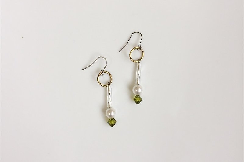 arrow Simple pearl earrings brass molding - ต่างหู - โลหะ สีเขียว