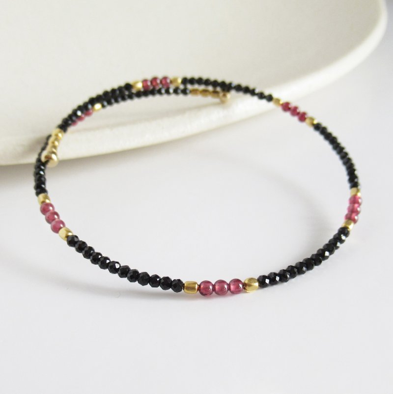 Garnet and black spinel, wire bracelet - สร้อยข้อมือ - หิน สีดำ