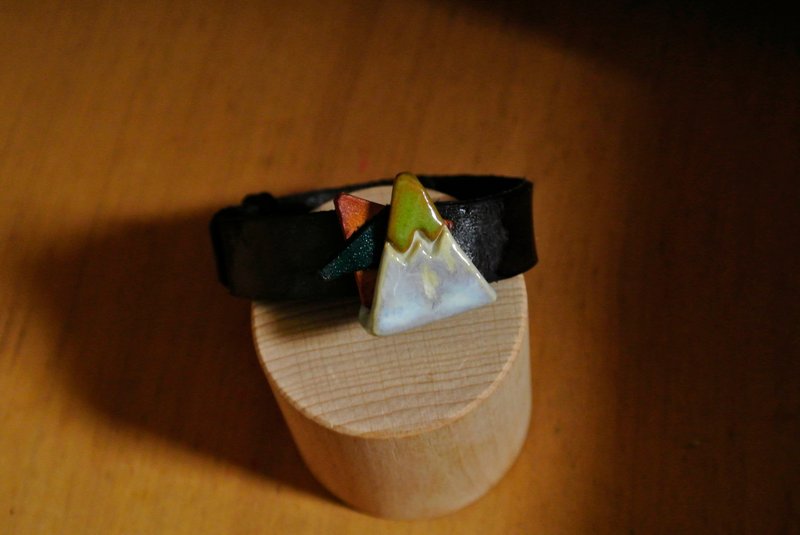 富士山 手環  牛皮革  日本白瓷 自然釉色無限看不膩 1350高溫燒 - 手鍊/手環 - 瓷 