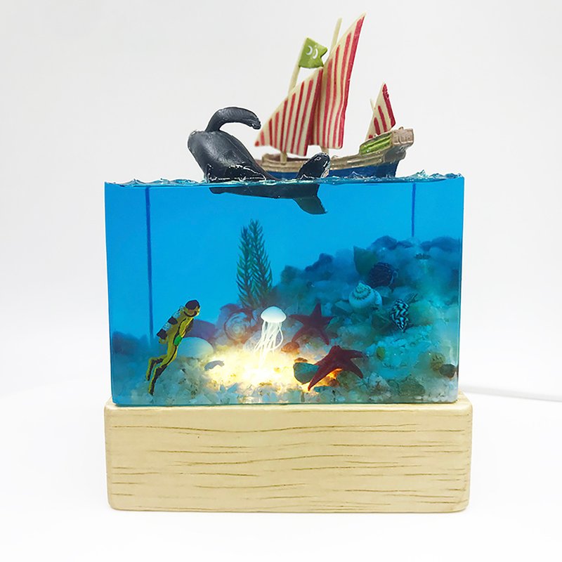 ocean deep resin nightlight,epoxy resin art,handmade birthday gift for her him - ของวางตกแต่ง - เรซิน สีน้ำเงิน