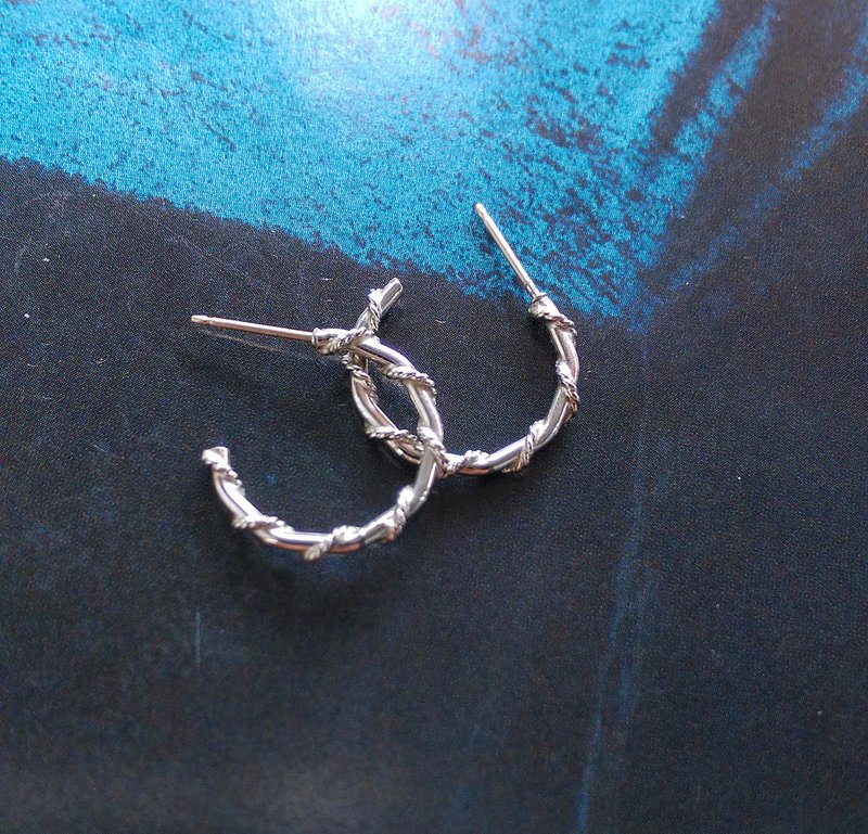 Vintage Jewelry 西洋古董飾品 銀色調 小C圈 纏繞 針式耳環 - 耳環/耳夾/耳骨夾 - 其他金屬 金色