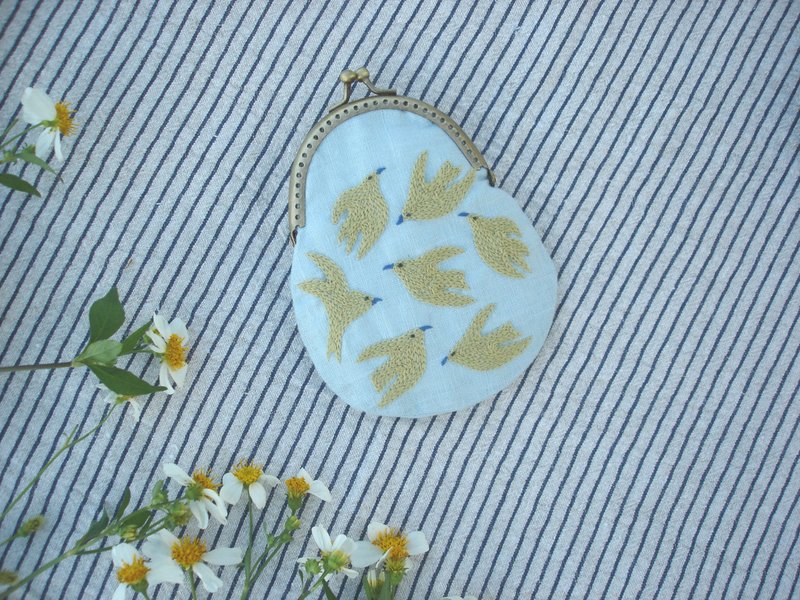 Coin Purse with The birds fly Hand Embroidered. - 零錢包/小錢包 - 棉．麻 藍色