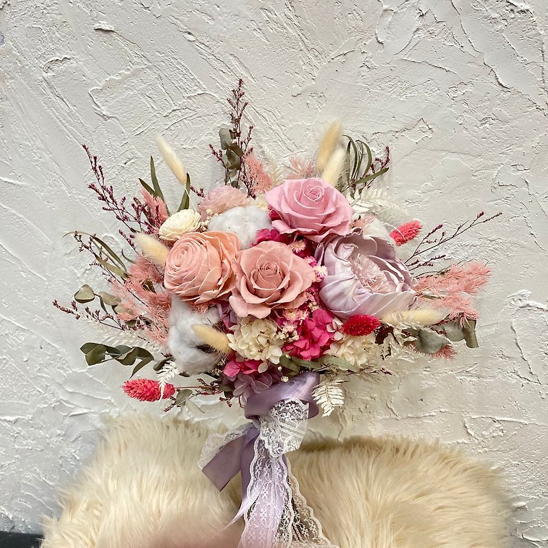 [Meet Eternal] Pink Dream Girl Holding Flower (with Box) - ช่อดอกไม้แห้ง - พืช/ดอกไม้ 