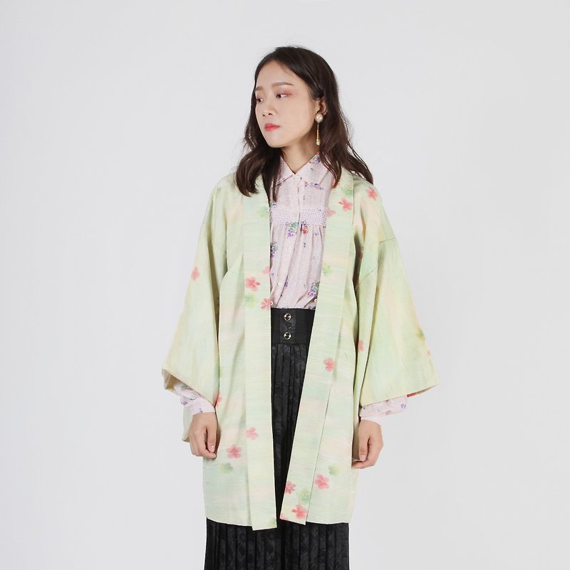 [Egg plant ancient] Green River floating cherry print vintage kimono feather weaving - เสื้อแจ็คเก็ต - เส้นใยสังเคราะห์ สีเขียว