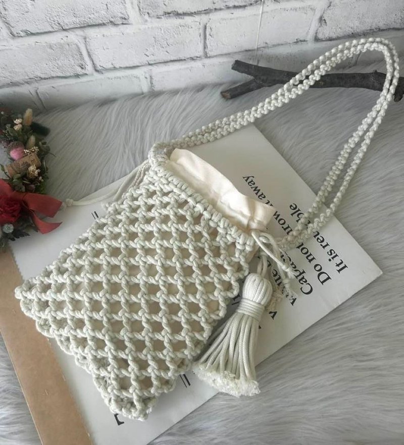 Macrame French woven bag/side backpack with tassels and inner pocket - กระเป๋าแมสเซนเจอร์ - ผ้าฝ้าย/ผ้าลินิน 