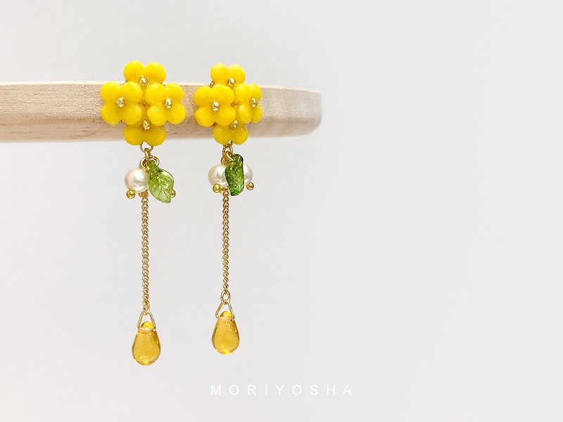 Yellow Hydrangea Earrings // Japanese Resin Earrings Clip-On - ต่างหู - เรซิน สีเหลือง