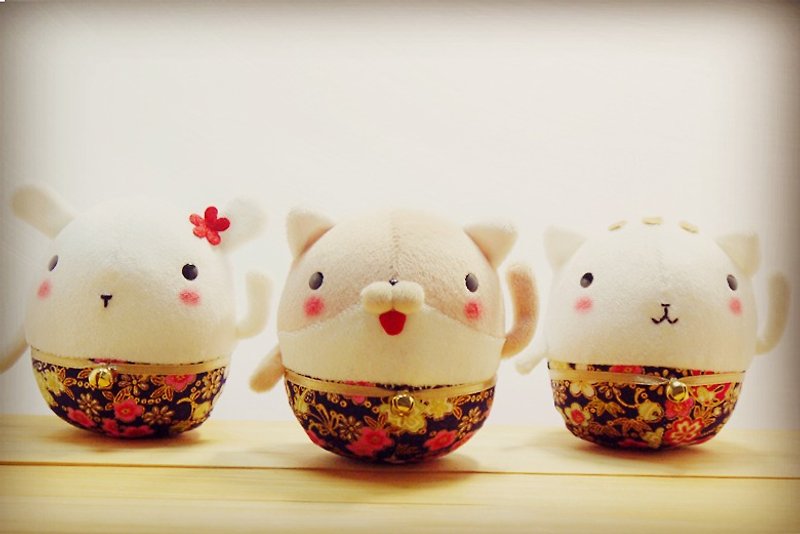 A set of 3 Bucute lucky cat ornaments dolls / praying / love / handmade / gift / fast arrival / new year / limited edition / marriage / chanting - ของวางตกแต่ง - เส้นใยสังเคราะห์ หลากหลายสี