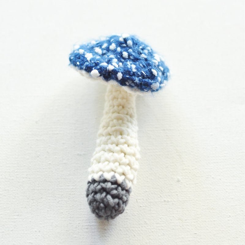 A small blue mushrooms thin brown hand-crocheted brooch pin funny cat toys - เข็มกลัด - ขนแกะ สีน้ำเงิน