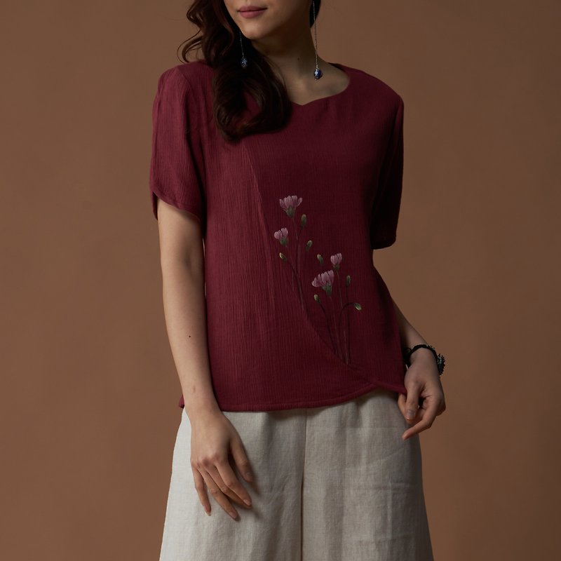Classical beauty hand-painted wrinkled cloth arc top【23048】 - เสื้อผู้หญิง - ผ้าฝ้าย/ผ้าลินิน สีแดง