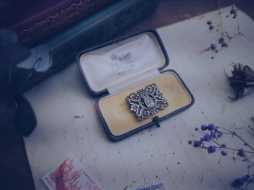 荏苒 - Vintage Jewelry 古董珠寶飾品 玳瑁色波浪金邊絲絨古董首飾盒－英國古董首飾物件