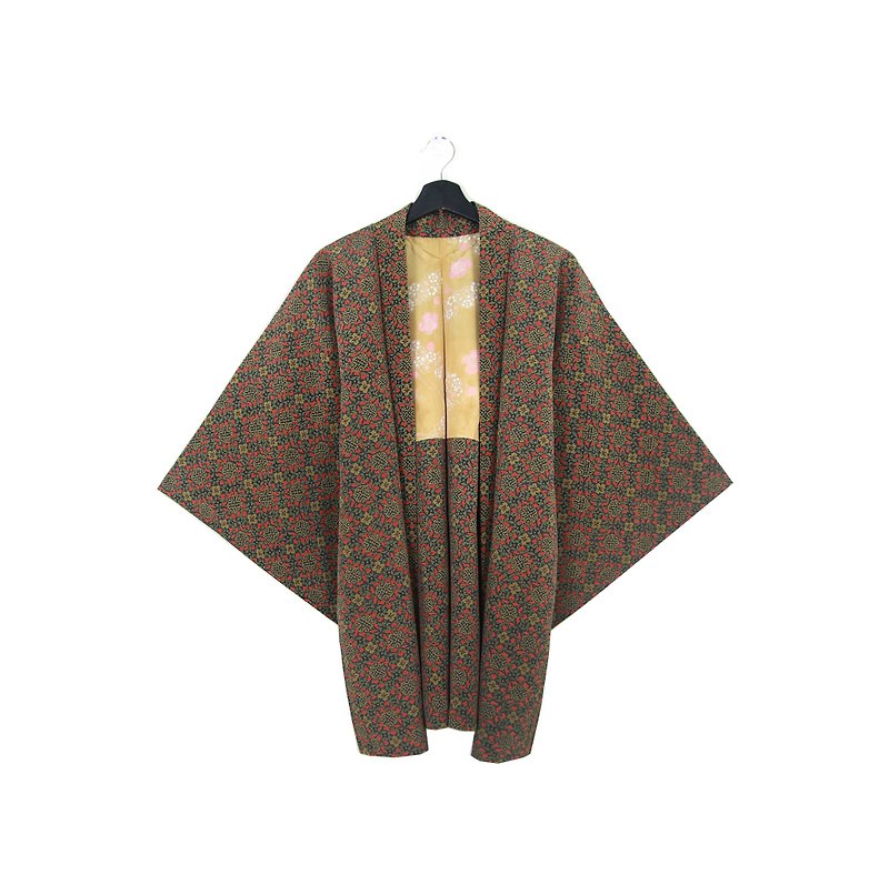 Back to Green :: Japan comes back with kimono plum vintage kimono (KC-07) - เสื้อแจ็คเก็ต - ผ้าไหม สีนำ้ตาล