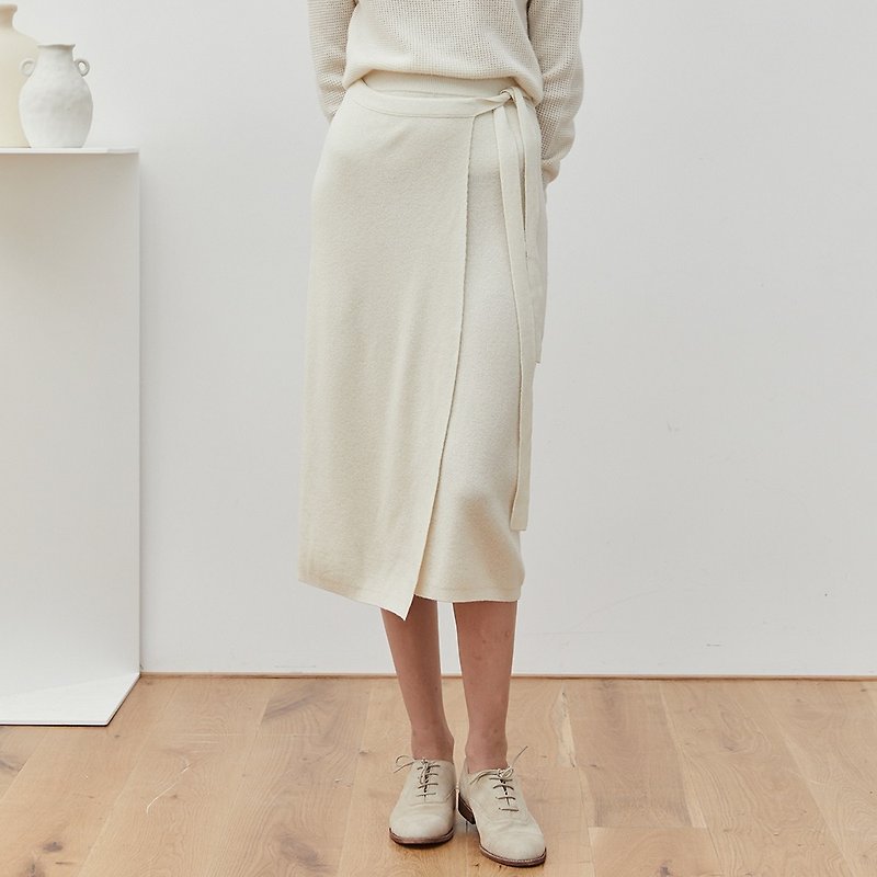DING 白色 全羊毛過膝針織半裙 不規則繫帶素面寬鬆設計裙子 - 裙子/長裙 - 羊毛 白色