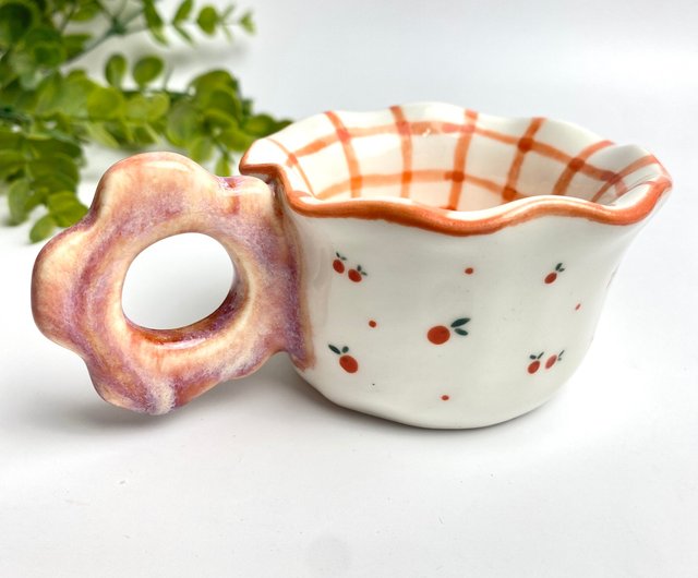 手作りの陶器のマグカップ、ホワイトとレッドのチェック柄、とても