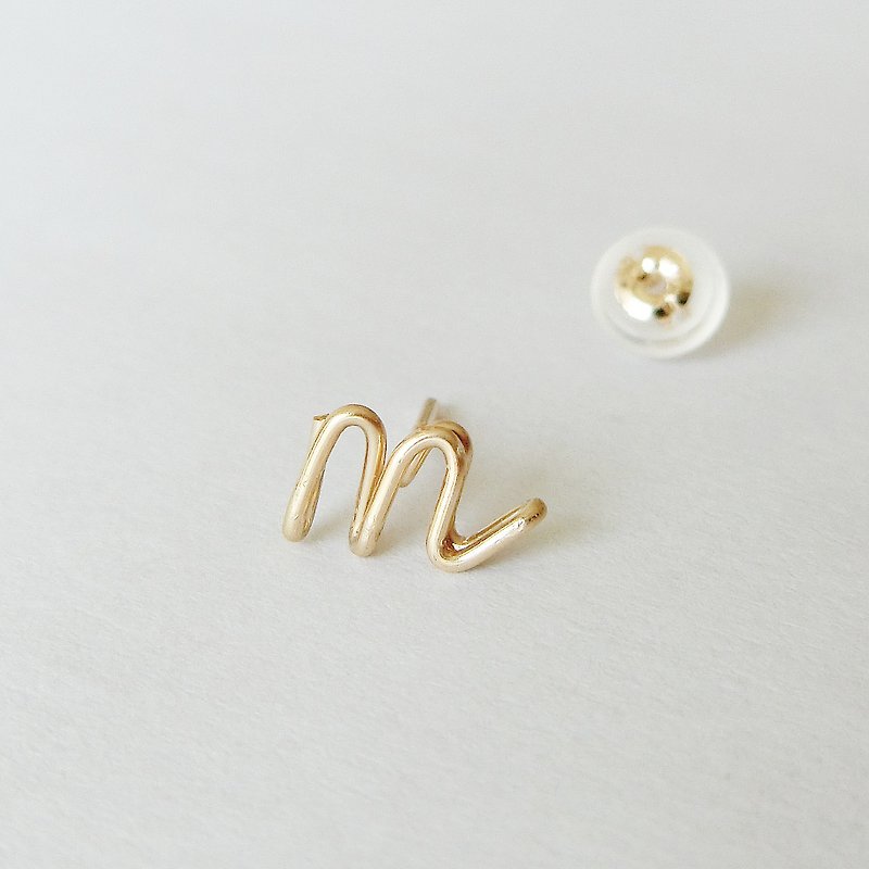 Hitotsubu initial stud earrings (cursive) (one ear) [10k gold] - Earrings & Clip-ons - Precious Metals Gold