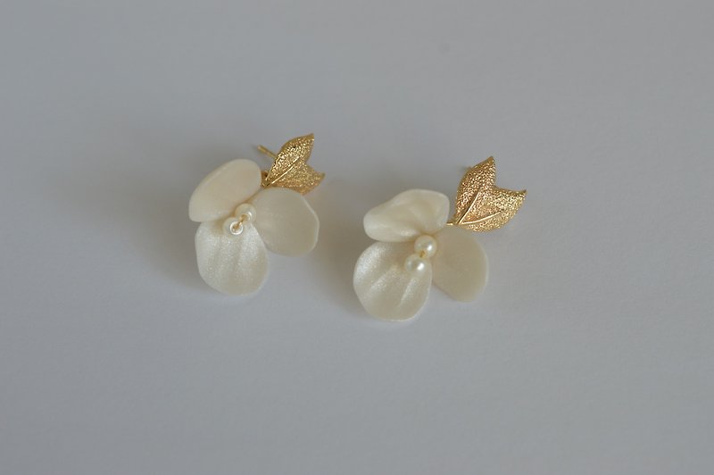 Wedding stud-earrings with floral design, Clay flower gold bridal earrings - Earrings & Clip-ons - Clay White