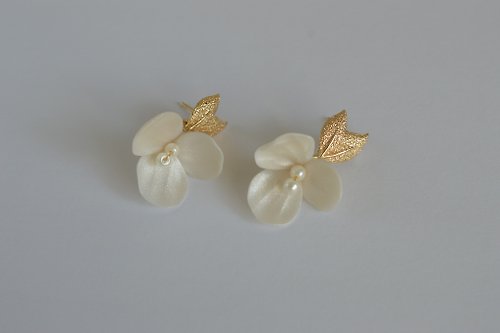 Little twinkle store Wedding stud-earrings with floral design, Clay flower gold bridal earrings