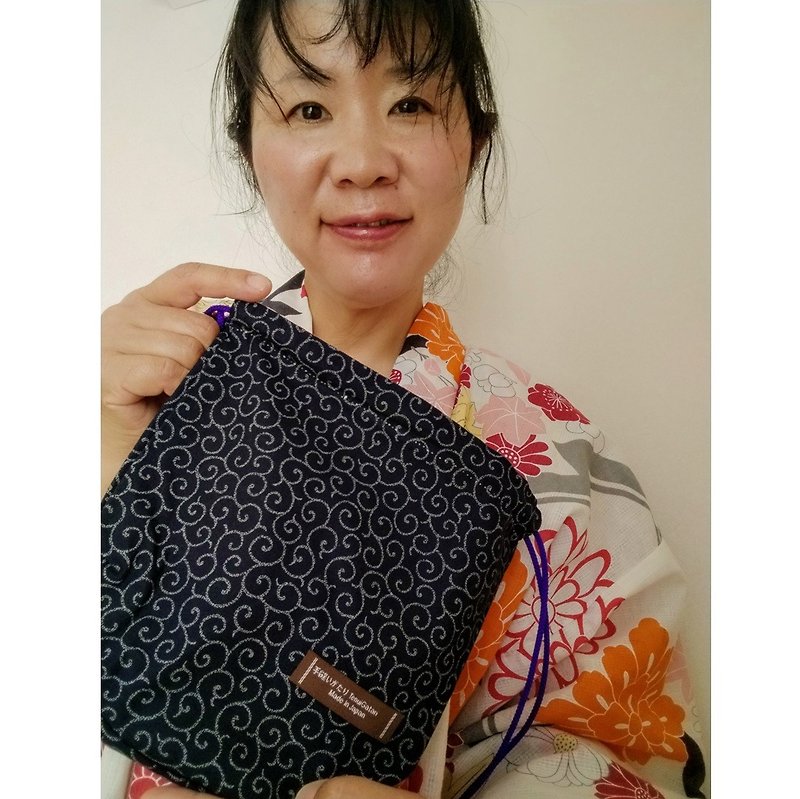 【Japanese style・Handcrafted】 Drawstring bag Cosmetic Pouch Purse Arabesque - กระเป๋าแมสเซนเจอร์ - ผ้าฝ้าย/ผ้าลินิน สีดำ