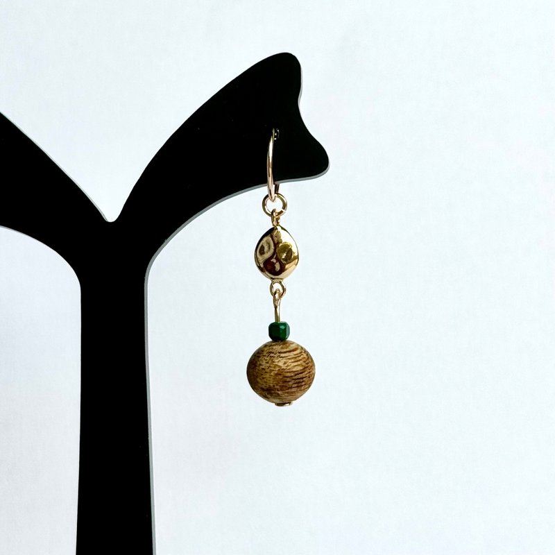 Agarwood Kyara earrings, with gold ear pins, one pair. - ต่างหู - ไม้ 