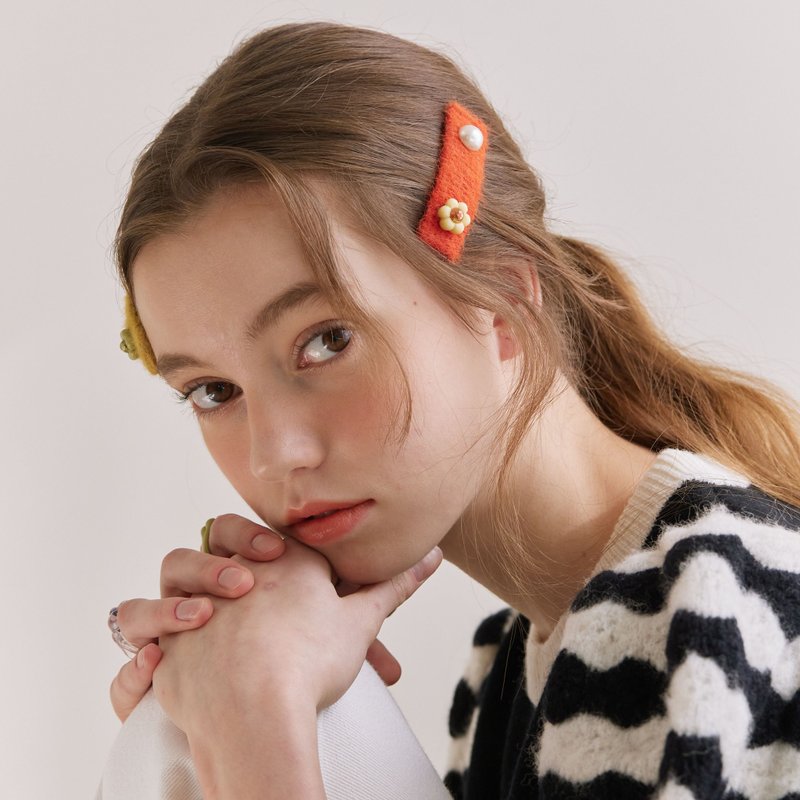 Daisy & Pearl Knitted Hair Pin - 髮夾/髮圈 - 玻璃 多色