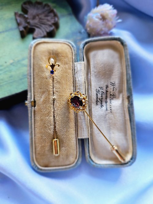 Hale黑爾典藏西洋古董 藝術凡爾賽珍珠爪鑲酒紅萊茵帽針/vintage美國西洋古董飾品