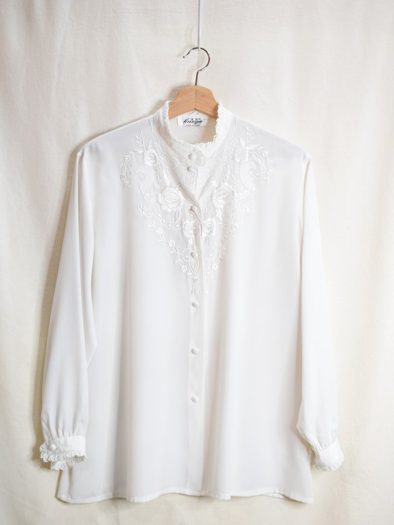 Vintage plain carved shirt white - เสื้อเชิ้ตผู้หญิง - วัสดุอื่นๆ 