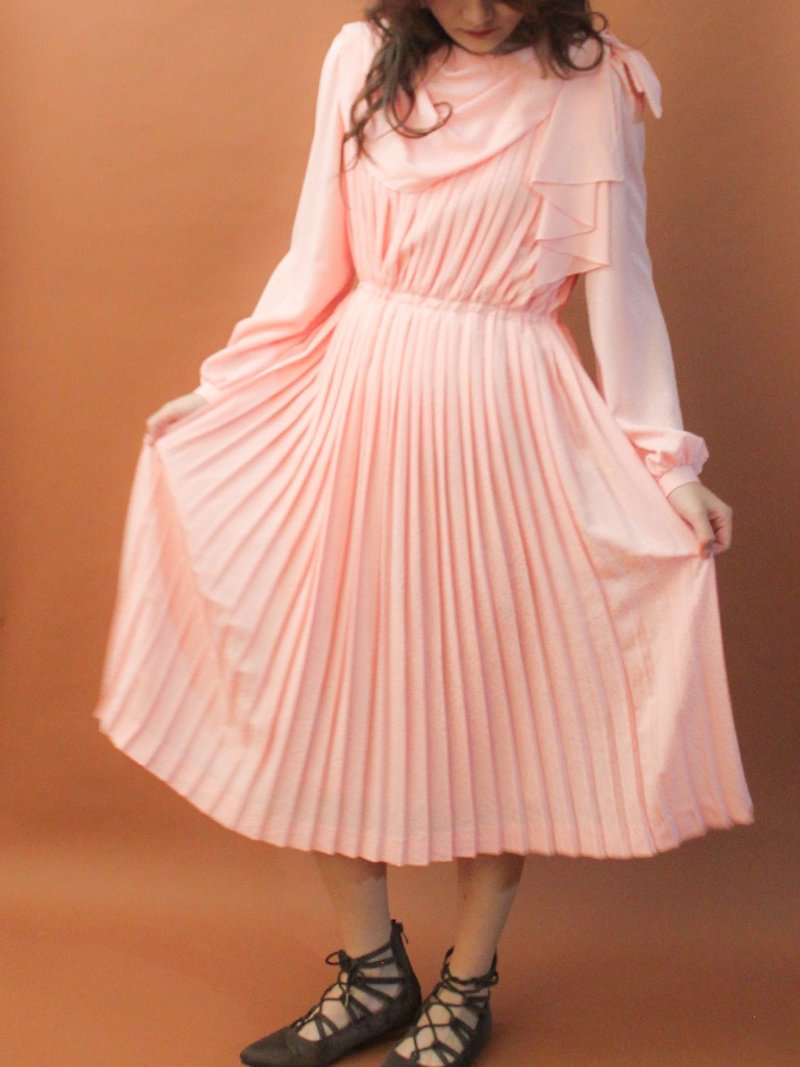 Vintage autumn and winter made in Japan, sweet and romantic, wearing two hundred folds, exaggerated pink long-sleeved vintage dress - ชุดเดรส - เส้นใยสังเคราะห์ สึชมพู