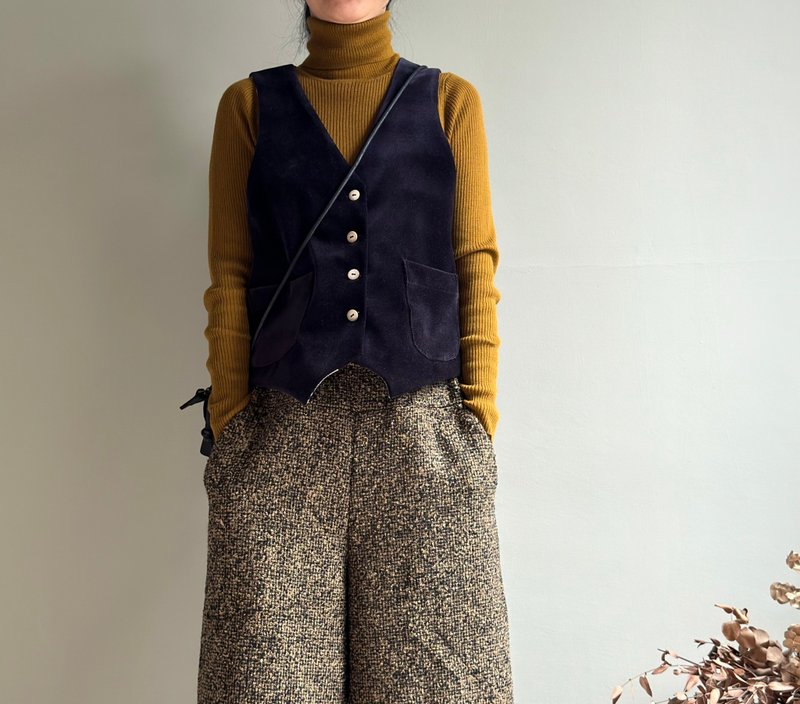 Mysterious Magician / Midnight Starry Sky Blue Velour V-Neck Button-Front Double-Layered Vest / Waistcoat - เสื้อกั๊กผู้หญิง - ผ้าฝ้าย/ผ้าลินิน สีดำ