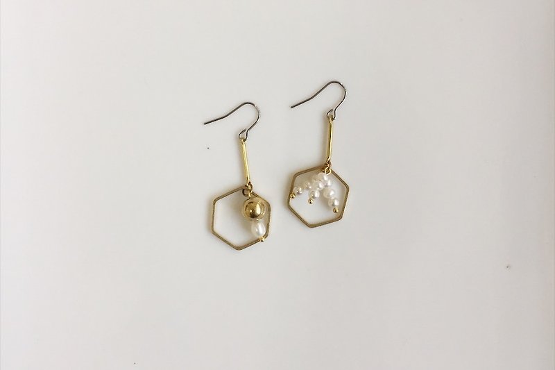 哈尼Honey 珍珠黃銅不對稱造型耳環 - 耳環/耳夾 - 其他金屬 金色