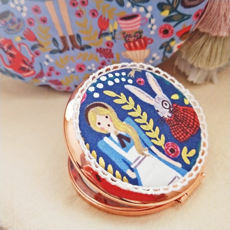 愛麗絲夢遊仙境系列小圓鏡 玫瑰金扣式彈簧雙面鏡 - 側背包/斜背包 - 棉．麻 藍色