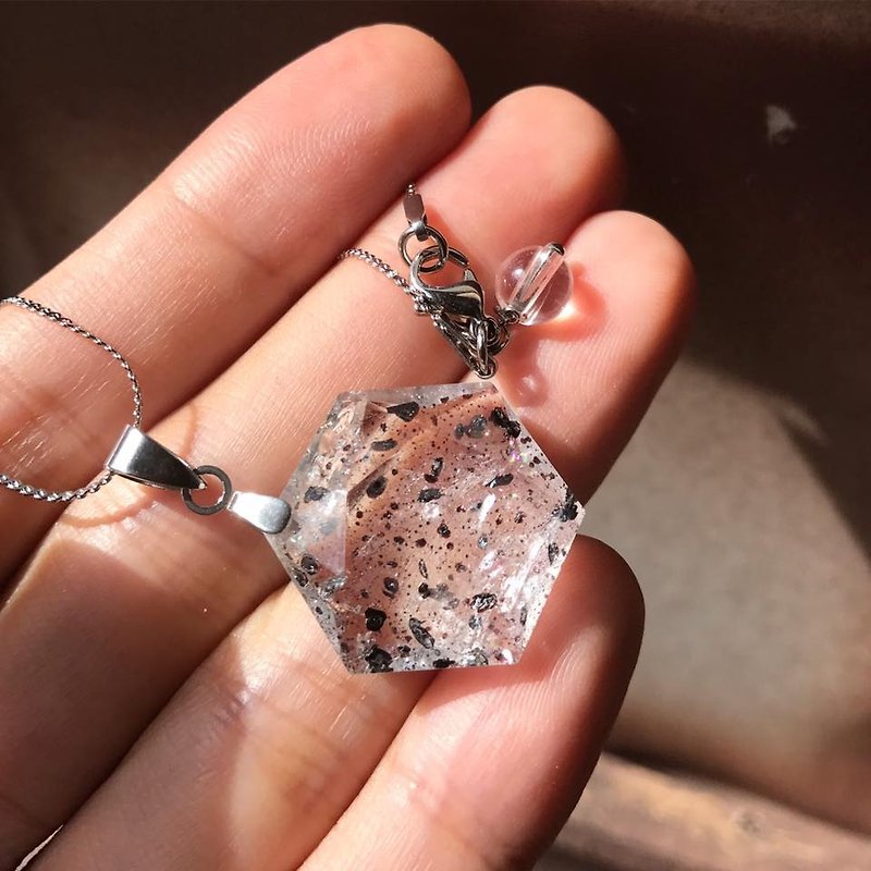 【Lost And Find】Natural black color stawberry quartz necklace - Necklaces - Gemstone Black