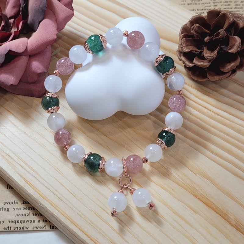 AgIo. Moonstone/red and green strawberry crystal. handmade bracelet - สร้อยข้อมือ - คริสตัล 