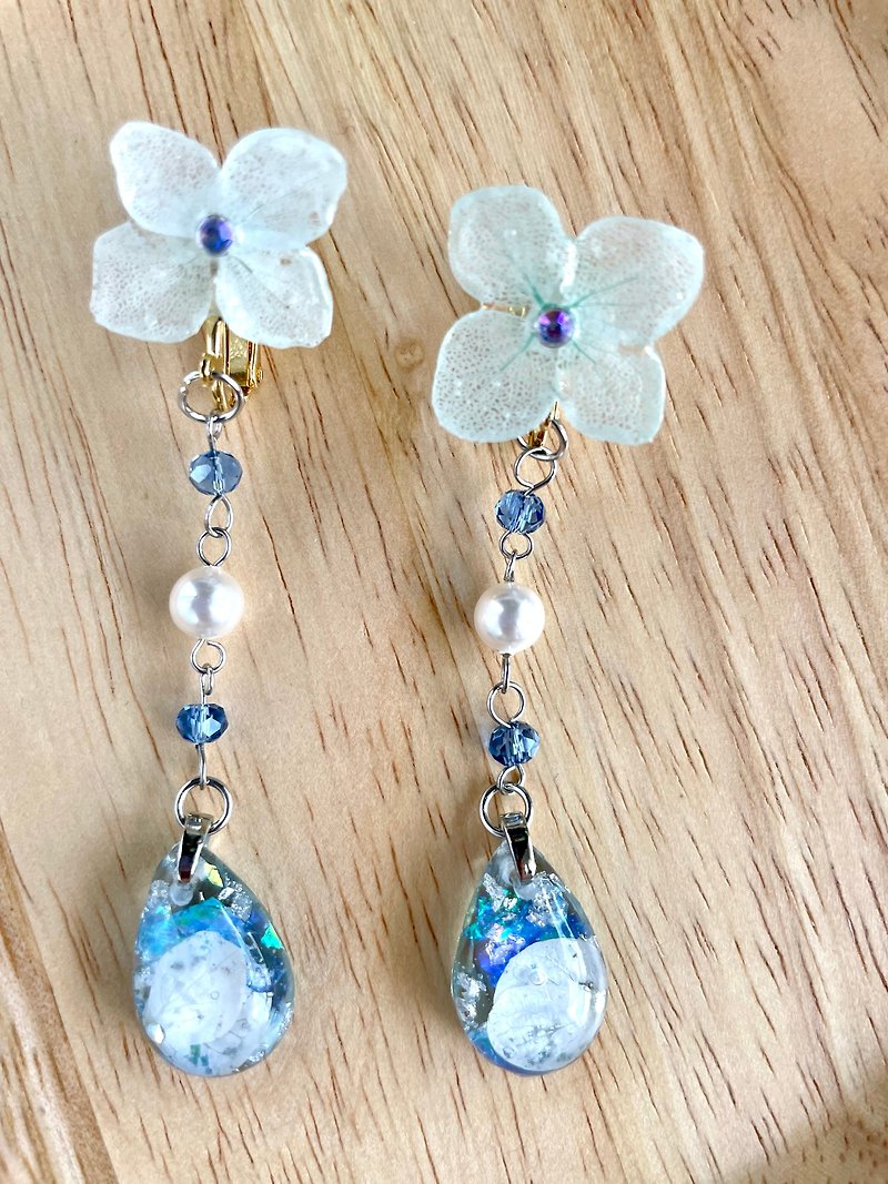 Hydrangea rain drop pierced earrings - Earrings & Clip-ons - Resin Blue