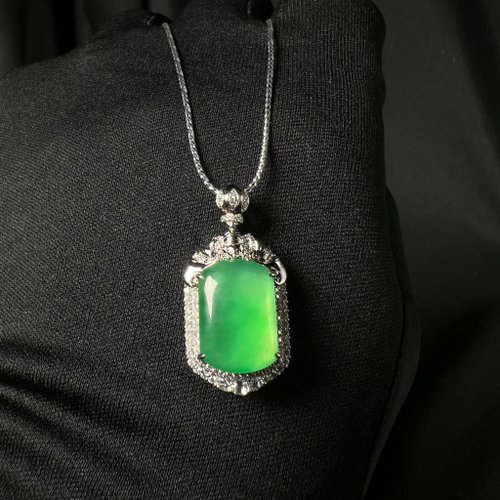 富璧寶鼎 FBBD JEWELRY 福瓶 | 放光陽綠翡翠香水瓶墜 18K金