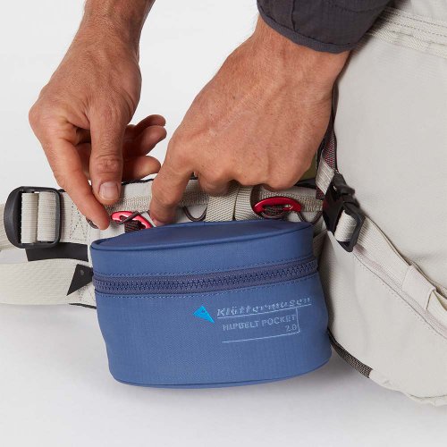 Hip belt outlet pocket